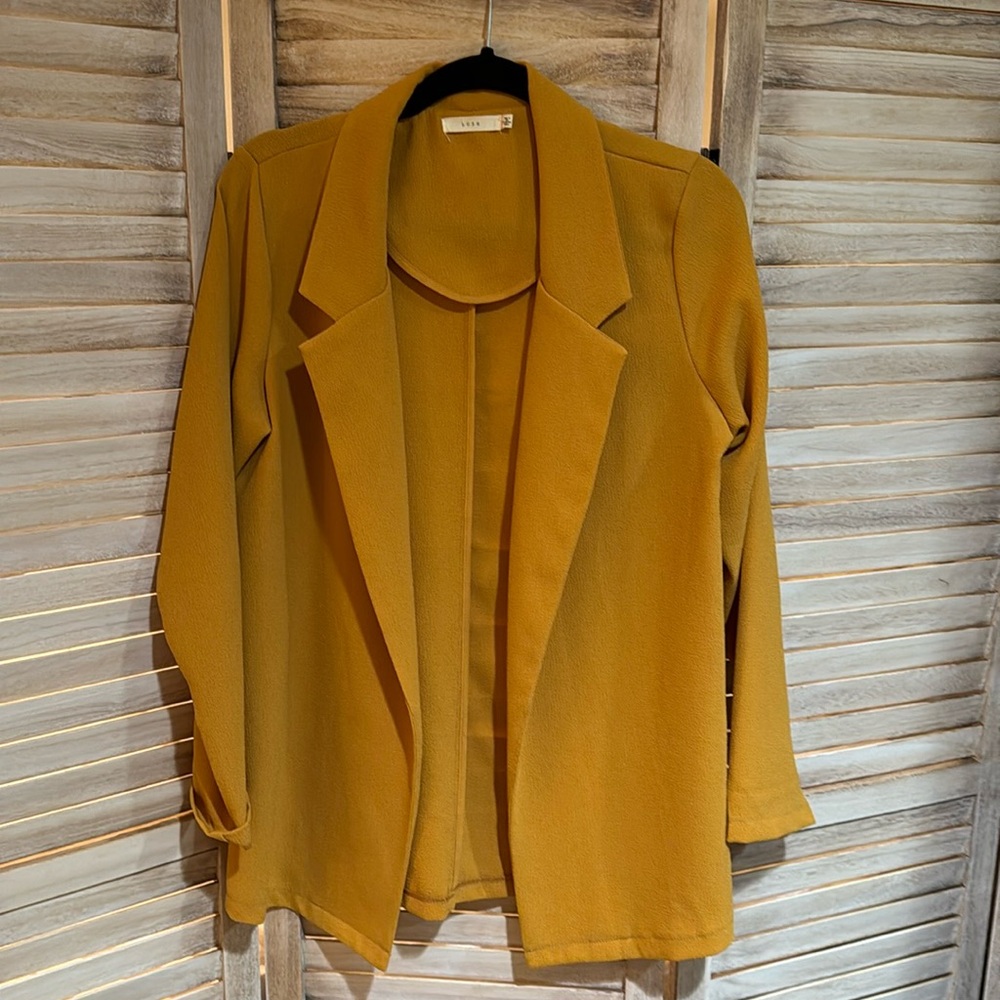 Gorgeous Lush brand light blazer